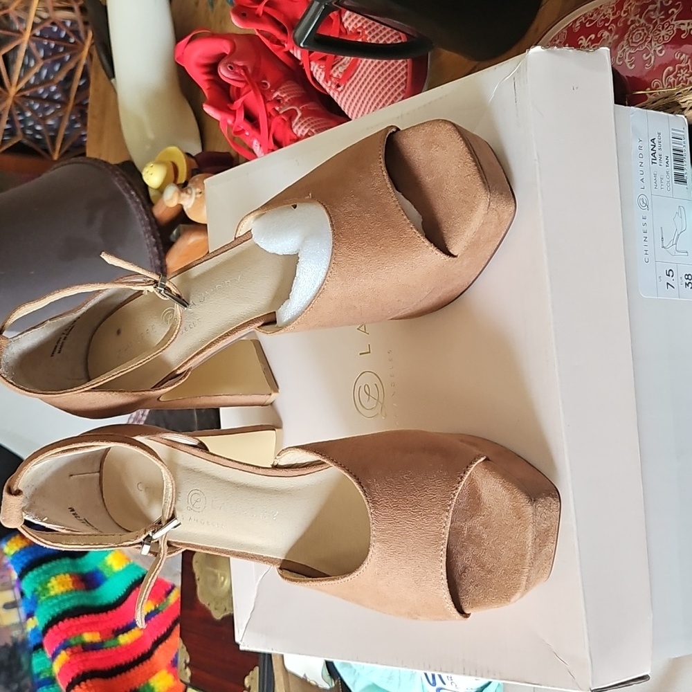 New In Box CHINESE LAUNDRY Tiana Tan Fine Suede Sandal Heels Size 7.5